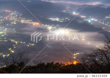 《埼玉県》秩父の夜景・霧の街並み 96335409