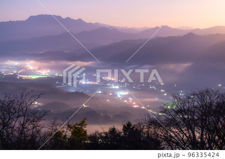 《埼玉県》秩父の夜景・月明かりの山並み 96335424