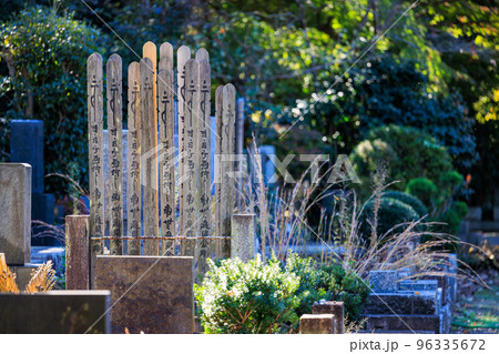 墓石と板塔婆 96335672