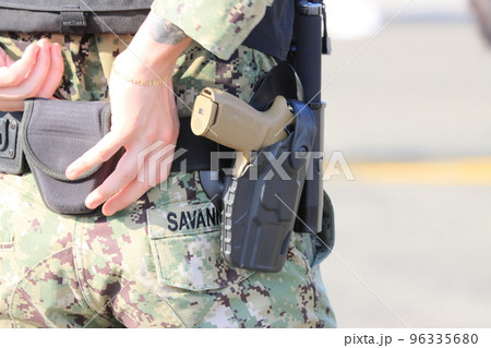 拳銃を腰に付けた米軍兵士 MP 憲兵の写真素材 [96335680] - PIXTA
