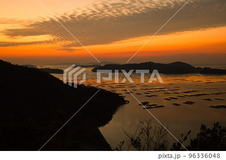 空、海、島が朝日で黄金色に染まる絶景 96336048