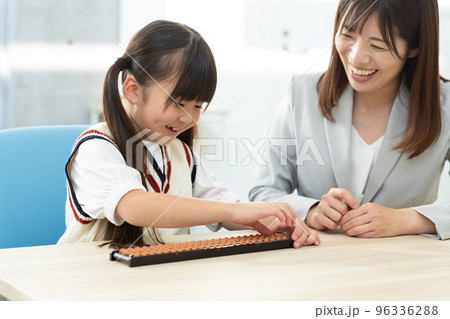 先生とそろばんをする小学生 先生とそろばんをする小学生 96336288