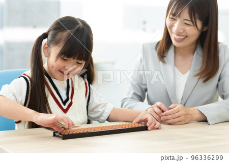 先生とそろばんをする小学生 96336299
