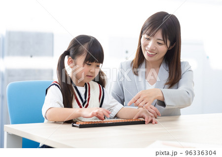 先生とそろばんをする小学生 先生とそろばんをする小学生 96336304