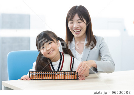 先生とそろばんをする小学生 96336308