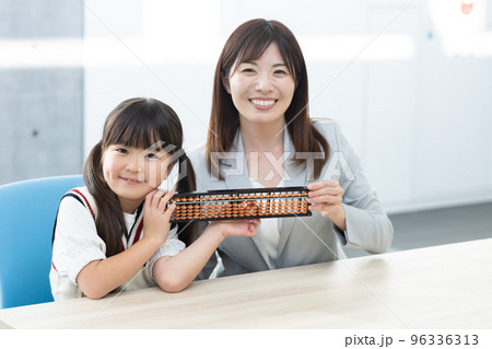 先生とそろばんをする小学生 96336313