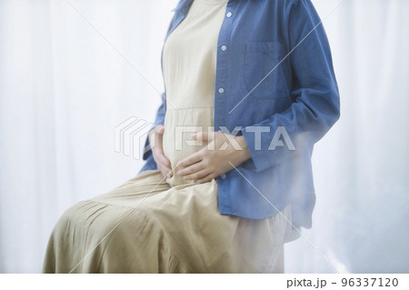 ブルーのシャツを羽織った妊婦 96337120