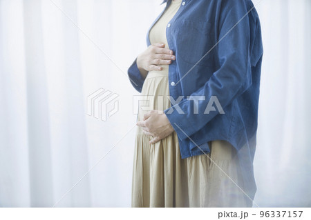 ブルーのシャツを羽織った妊婦 96337157