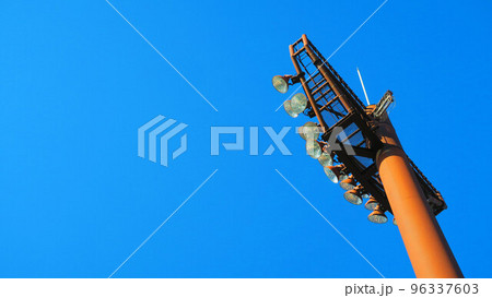 埼玉県川口市の青木町公園総合運動場の川口市営球場の照明と青空の風景 埼玉県川口市の青木町公園総合運動場の川口市営球場の照明と青空の風景 96337603