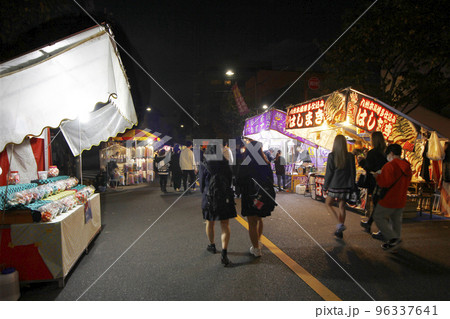縁日の夜店の灯りに家族も友達も恋人達も吸い寄せられて、食べる飲む語るハッピーな時間 96337641