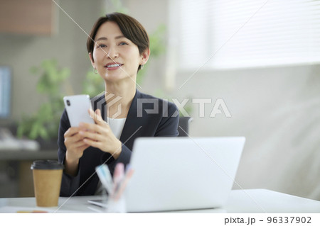 オフィスで働くミドルのビジネスウーマン オフィスで働くミドルのビジネスウーマン 96337902