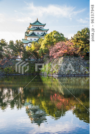 《愛知県》秋の紅葉に染まる名古屋城天守閣　リフレクション 96337948