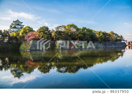 《愛知県》秋の紅葉に染まる名古屋城天守閣 リフレクション 《愛知県》秋の紅葉に染まる名古屋城天守閣 リフレクション 96337950