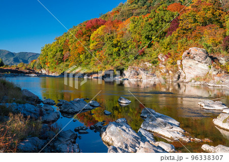 《埼玉県》秋の長瀞・紅葉の岩畳 96338307