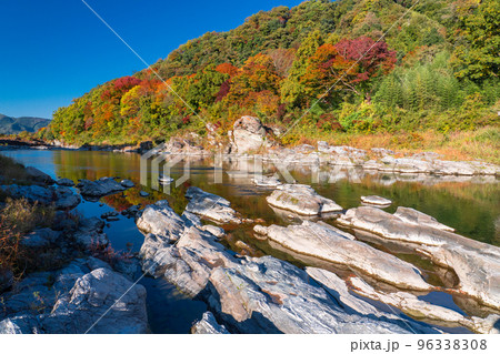 《埼玉県》秋の長瀞・紅葉の岩畳 96338308