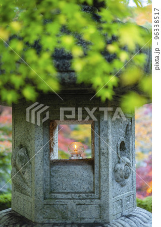 モミジと石灯籠のある風景 96338517