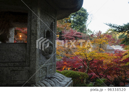 紅葉のモミジと石灯籠のある風景 96338520
