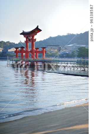 広島県　廿日市市　宮島　厳島神社　大鳥居 96338587