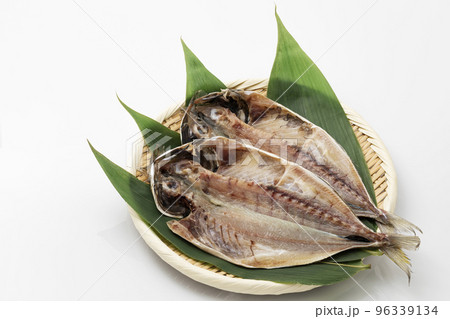 白バックでざるに乗せた鯵の開き 96339134