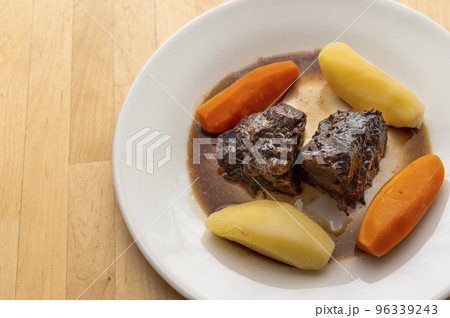 牛肉の赤ワイン煮込み料理ブッフ・ブルギニョン 96339243