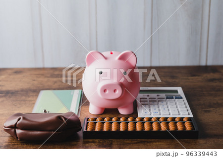 米ドル紙幣と電卓 米ドル紙幣と電卓 96339443