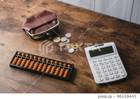 米ドル紙幣と電卓 96339445