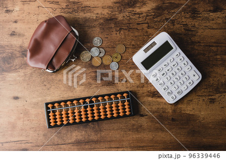 米ドル紙幣と電卓 96339446