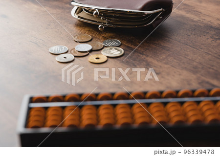 米ドル紙幣と電卓 米ドル紙幣と電卓 96339478