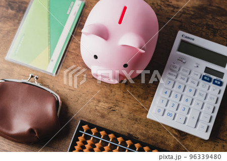 米ドル紙幣と電卓 米ドル紙幣と電卓 96339480