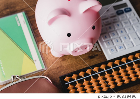 米ドル紙幣と電卓 96339496