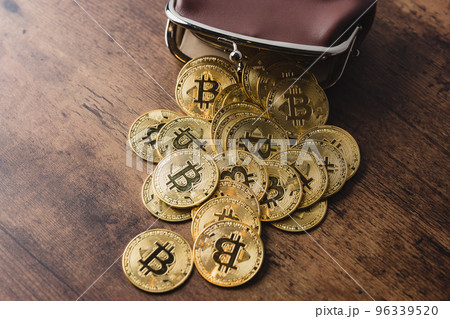 色んな資産　仮想通貨　ドル札　札束　金 96339520
