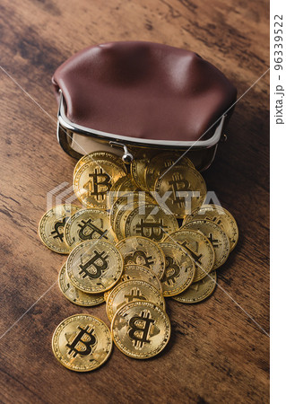 色んな資産 仮想通貨 ドル札 札束 金 色んな資産 仮想通貨 ドル札 札束 金 96339522