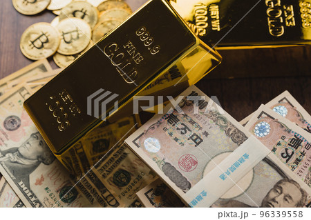色んな資産 仮想通貨 ドル札 札束 金 色んな資産 仮想通貨 ドル札 札束 金 96339558