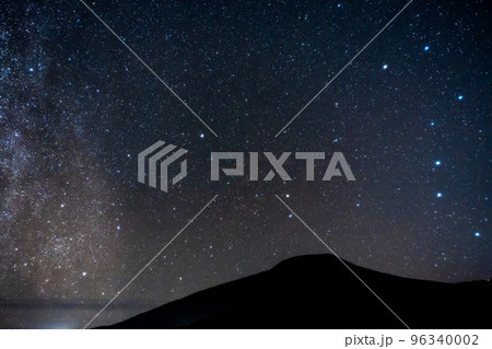 満点の星空と八丈富士　天の川　北斗七星　北極星 96340002