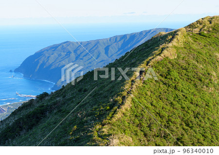 八丈富士の尾根と海の風景 八丈島 八丈富士の尾根と海の風景 八丈島 96340010