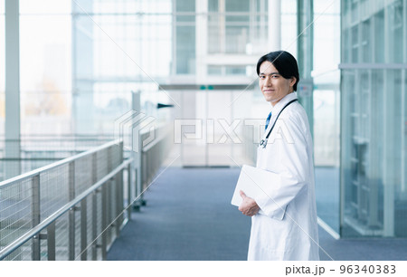 病院の廊下を歩く若い男性医師 96340383