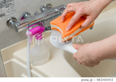 【風呂掃除をするミドル主婦 スプレーとシャワー 水栓有】 【風呂掃除をするミドル主婦 スプレーとシャワー 水栓有】 96340443