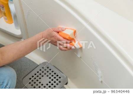 【風呂掃除をするミドル主婦　泡有り】 96340446