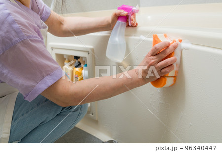 【風呂掃除をするミドル主婦　スプレー、泡有り】 96340447