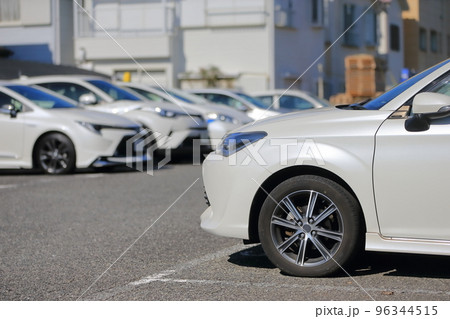 駐車場の自動車　イメージ 96344515