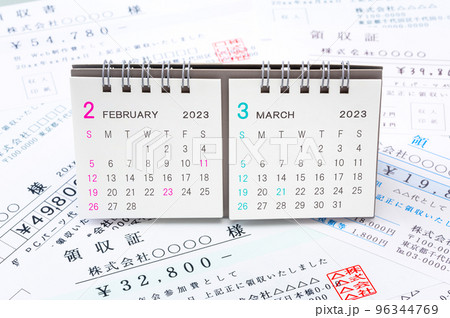 カレンダーと領収証(経理・経費・会計・確定申告イメージ) カレンダーと領収証(経理・経費・会計・確定申告イメージ) 96344769