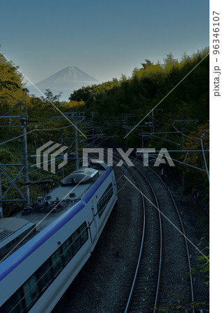 北杜市長坂町、富士に向かって上り線を行くE353系特急あずさ 96346107