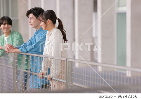 語り合う若い女性デザイナーと仲間_1 語り合う若い女性デザイナーと仲間_1 96347356