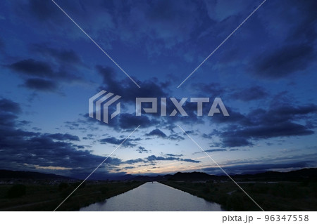 晩秋の夜明け空と反射する川面・超広角・空主体・221024am 96347558
