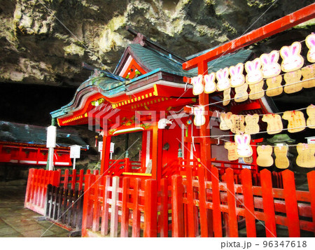幻想的/岩の中の神社 96347618