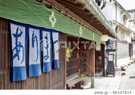 名古屋市緑区　有松の古民家にかかる有松絞りの暖簾 96347814