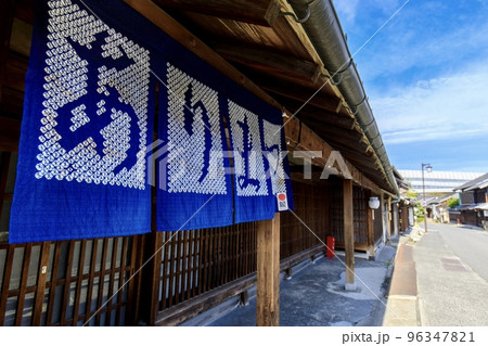 名古屋市緑区　有松の古民家にかかる有松絞りの暖簾 96347821