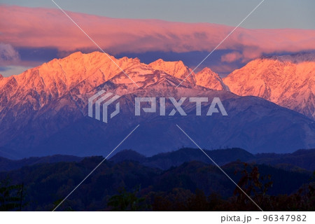 小川村からの朝焼けの北アルプス 96347982