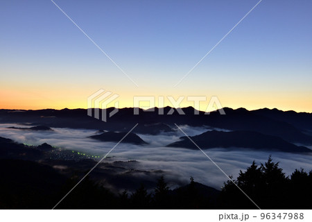 鳥見山からの宇陀盆地の雲海 鳥見山からの宇陀盆地の雲海 96347988