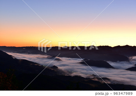 鳥見山からの宇陀盆地の雲海 鳥見山からの宇陀盆地の雲海 96347989